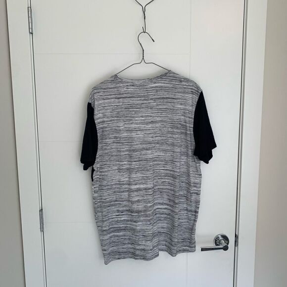 GUESS Men’s Colour Block Tee with Zipper Pocket - Picture 4 of 7